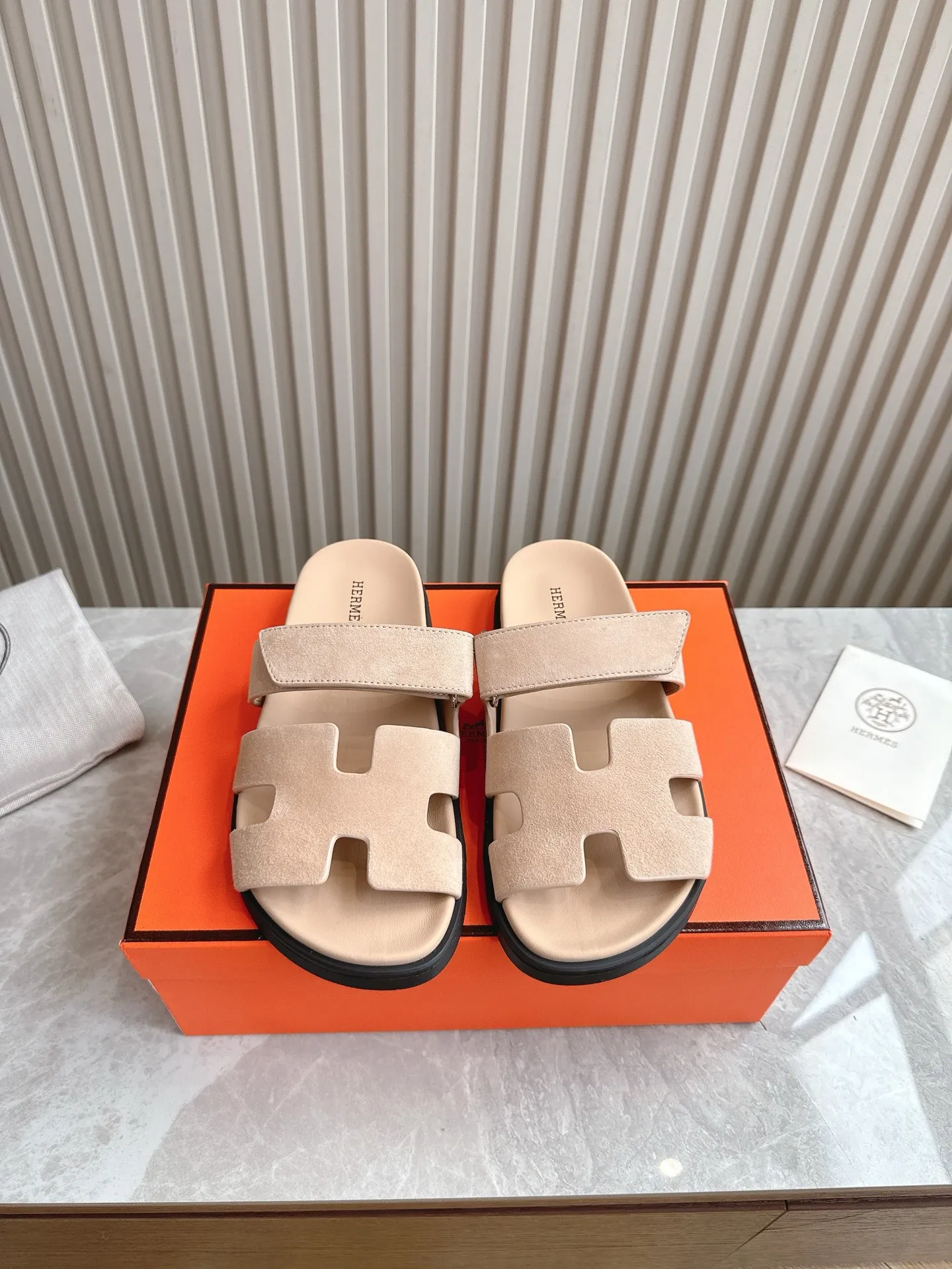 p480🐮🐮Couple model (top version) H family 2024 spring and summer new style HERMES Hermes' recently popular couple model pig nose angle sandals and slippers, paired with various colorful socks, popular. Upper: imported original deerskin (the genuine leather edging is not ordinary super migration). Lining: imported genuine leather. Outsole: Tpu non-slip and wear-resistant outsole. Size: Female 35-42 (40/42 non-returnable and non-exchangeable) Male size: 39-45 (45 non-refundable and non-exchangeable)